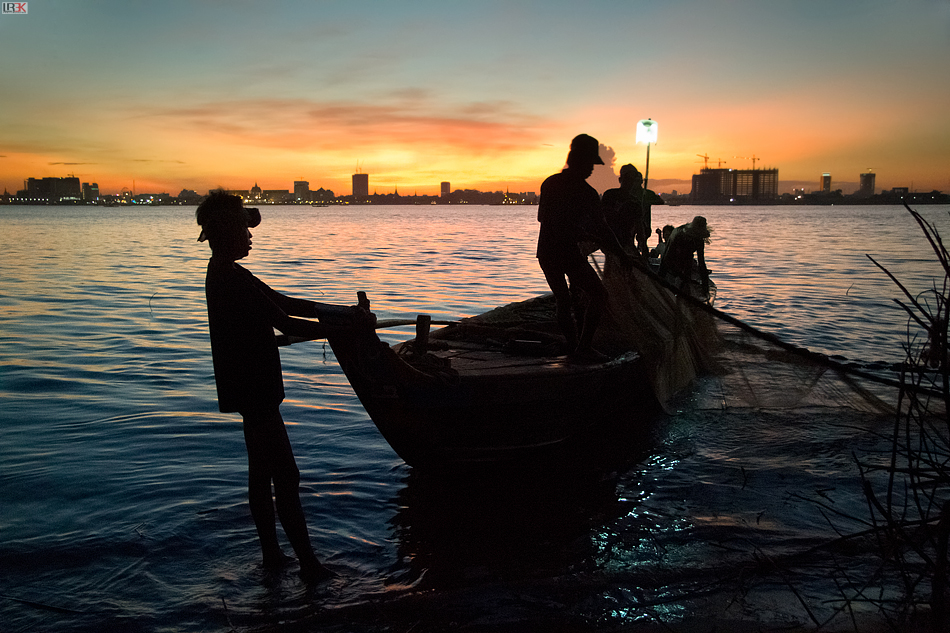 Fishermen Collecting The Net